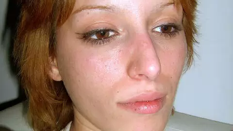 une jolie blonde se deshabille sur le lit photo 4