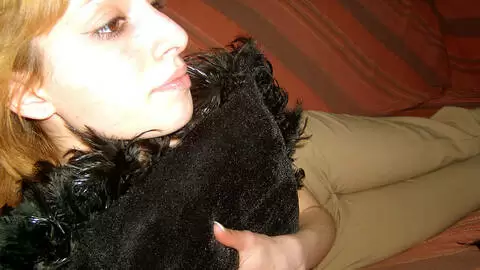 une jolie blonde se deshabille sur le lit photo 8