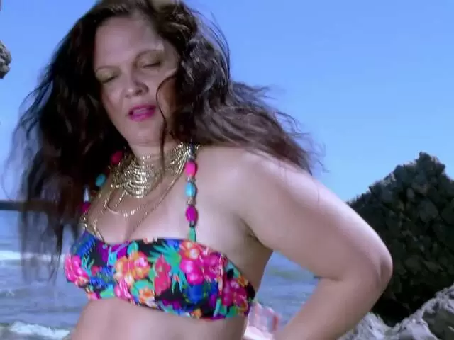 La généreuse Sasha Brazil faisant un striptease sur la plage  photo 1