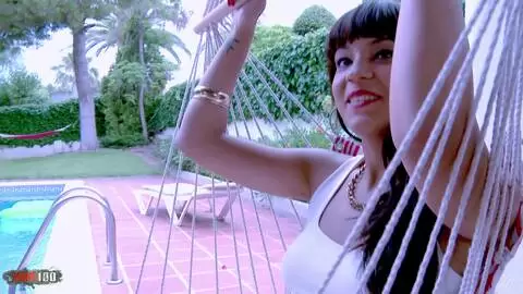 La sublime jeune métis Sasha Jones dans mon lit, pour une bonne baise avec squirting photo 02