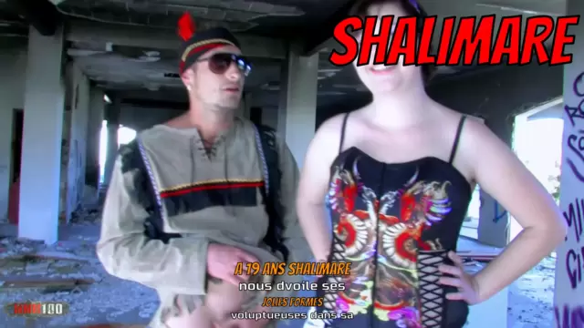 A 19 ans Shalimare nous dévoile ses jolies formes voluptueuses dans sa toute première scène porno