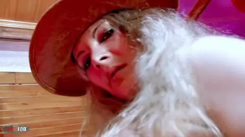 La blonde française Shana Spirit en jean moulant danse et se déshabille photo 06