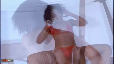 Session de photo sur le lit avec la belle petit black française Shania en bas résille photo 04