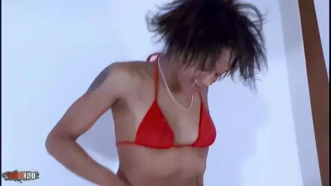 Session de photo sur le lit avec la belle petit black française Shania en bas résille photo 05