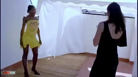 Session de photo sur la terrasse avec la belle petit black française Shania et sa copine Kim photo 01