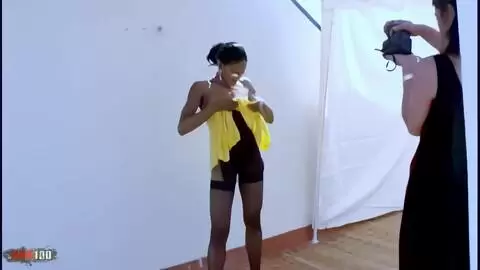 Session de photo sur la terrasse avec la belle petit black française Shania et sa copine Kim photo 03