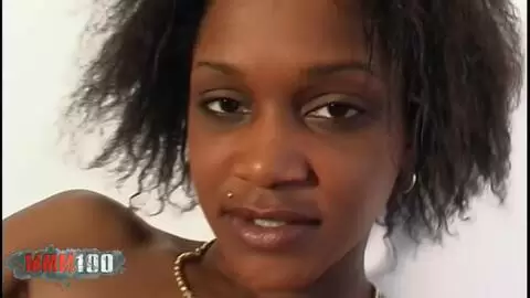 Superbe petite black Shania fait un strip sur le sofa photo 16