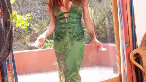 La mère de famille rousse à gros nichons Shannon Kelly faisant un striptease  photo 11