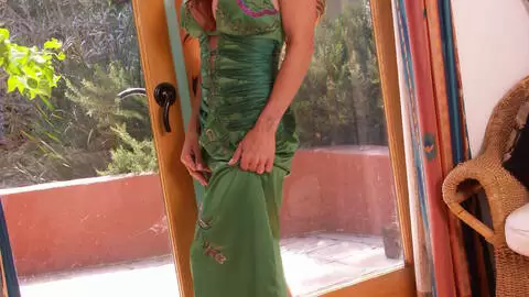 La mère de famille rousse à gros nichons Shannon Kelly faisant un striptease  photo 16