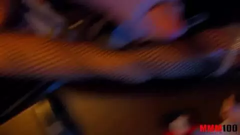 Un fétichiste filme sa gonzesse pendant qu'elle le suce et il lui gicle sur les bas photo 14