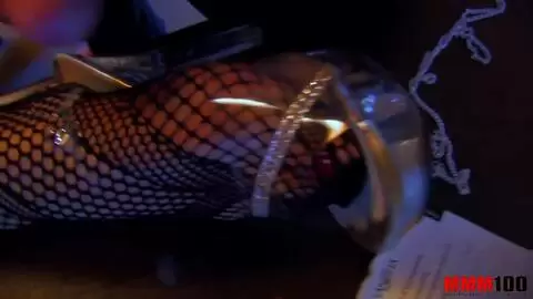 Un fétichiste filme sa gonzesse pendant qu'elle le suce et il lui gicle sur les bas photo 15