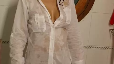 Shannya Tweeks se mouille dans la baignoire photo 1