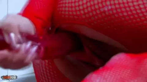 Shannya Tweeks joue avec un gode dans la baignoire photo 14