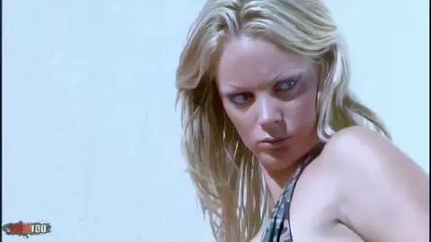 La jolie blonde à gros seins Sheila fait un strip sur la terrasse photo 02