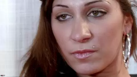 La jolie latine Sheryl Riviera se dénude dans la chambre à coucher  photo 10