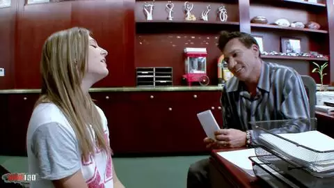 Elle veut goûter à la bite de son prof photo 01