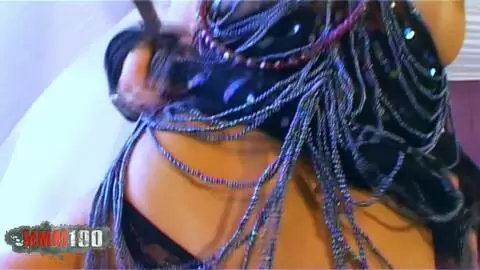 sydjey fait un strip sur le lit .. photo 03