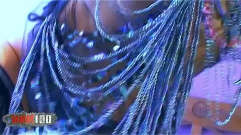 sydjey fait un strip sur le lit .. photo 07