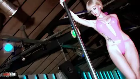 La star du porno blonde à gros nichons Sofia Valentine pose  photo 01