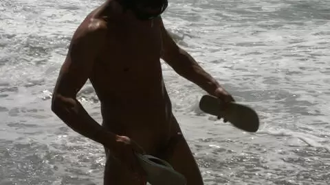 Une jeune et belle étudiante en bikini à la plage photo 14