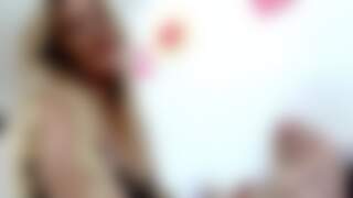 Chaudasse blonde joue avec la 