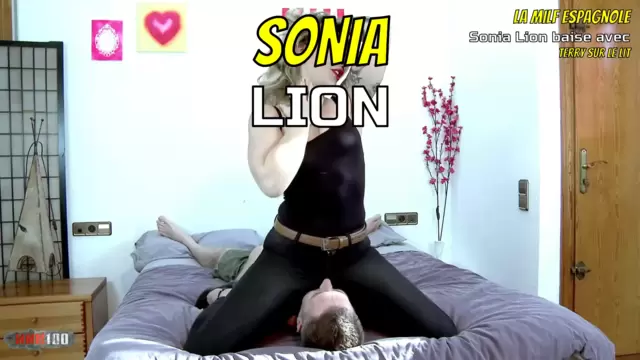 La MILF espagnole Sonia Lion baise avec Terry sur le lit