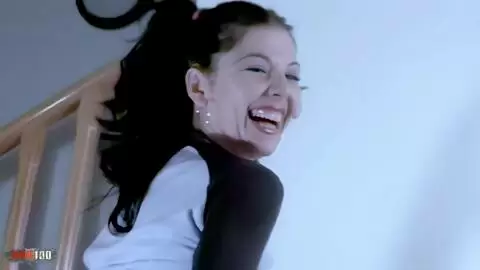 La belle jeune Sonia Sanchez fait un strip-tease torride photo 03