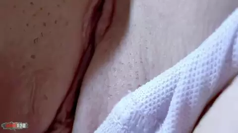 La belle jeune Sonia Sanchez fait un strip-tease torride photo 13