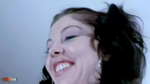 La belle jeune Sonia Sanchez fait un strip-tease torride photo 16