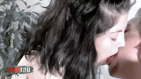 La belle brune espagnole Sonia Sanchez suce la bite d'un acteur amateur  photo 02