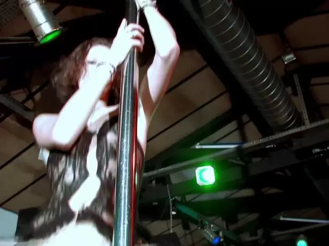 La ravissante brune Sophie Land se déshabillant  photo 5