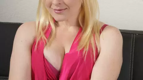 Ravissante teen blonde Sparkle fait un strip 