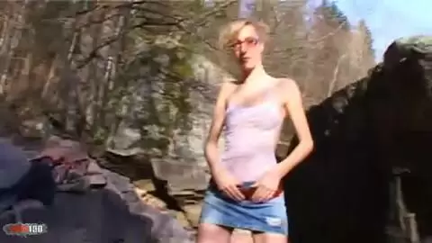 La superbe blonde française Starla Candy fait un striptease au bord de l'eau photo 03