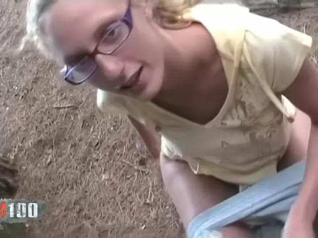 Starla Candy fait une pause pipi dans les bois photo 1