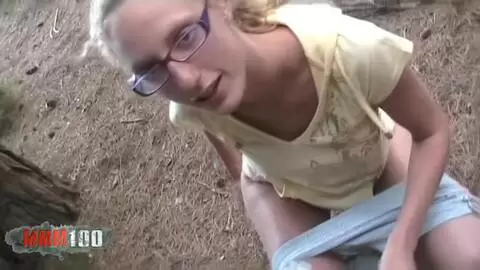 Starla Candy fait une pause pipi dans les bois