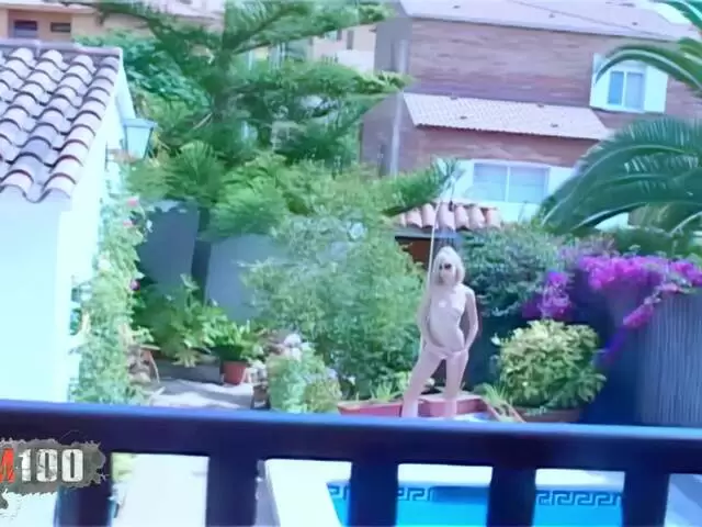 La chaude blonde française Starla Candy espionnée à la piscine photo 1