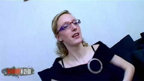 Starla Candy Blonde Française Mince Se Fait Défoncer le Cul par Terry Kemaco Plus Âgé sur Canapé photo 01