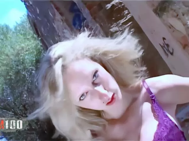 La belle blonde française Starla Candy fait un strip tease dans de vieilles ruines photo 1