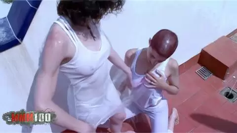 Les lesbiennes jouent avec leur seins mouillés photo 04