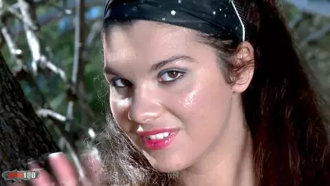 La ravissante petite arabe Stella Johanssen se dénude en pleine forêt  photo 16