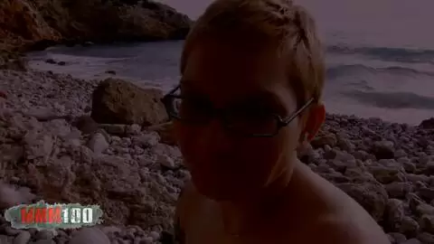 La belle Steph Debar faisant un striptease sur les rochers  photo 16