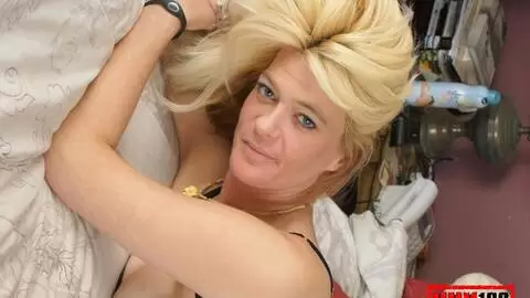 La superbe mature blonde Sundara se dévoile dans la chambre  photo 5