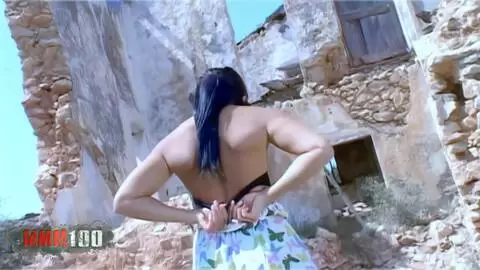 La ravissante jeune latina Susana Abril se dénude dans une maison abondonnée  photo 09