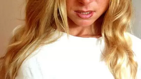 La superbe teen blonde Suzana se dénude dans la chambre à coucher  photo 1