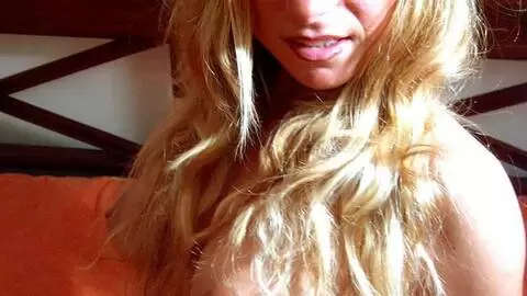 La superbe teen blonde Suzana se dénude dans la chambre à coucher  photo 6