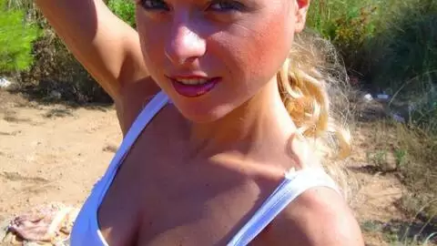 La ravissante petite Suzana se déshabillant  photo 1