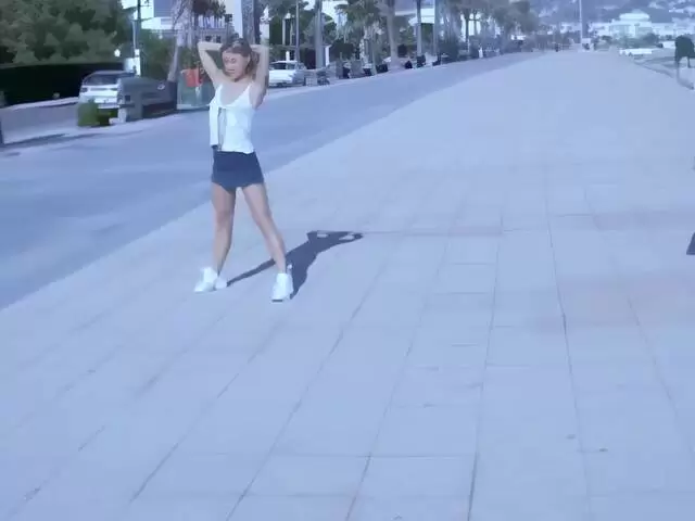 La jolie petite blonde tchèque Suzana s'exhibe dans une rue publique. photo 1