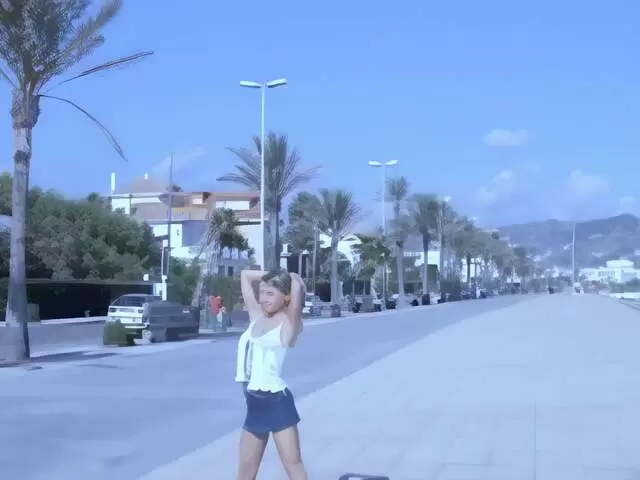 La jolie petite blonde tchèque Suzana s'exhibe dans une rue publique. photo 2