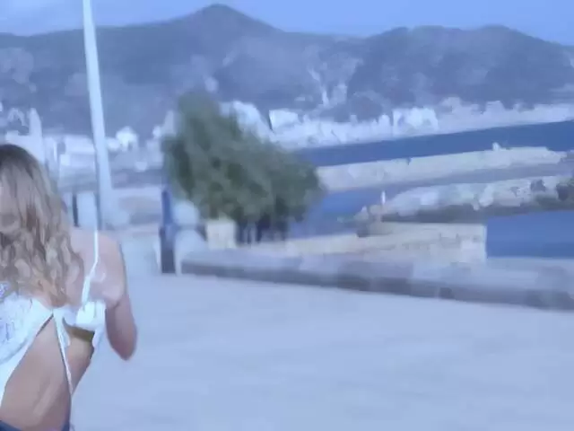 La jolie petite blonde tchèque Suzana s'exhibe dans une rue publique. photo 7