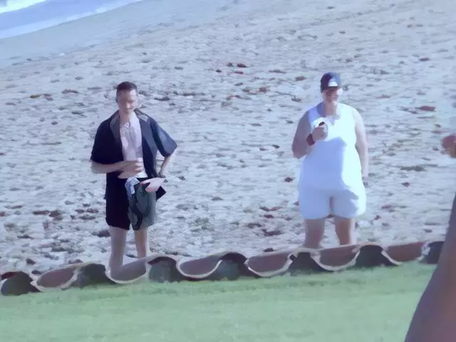 La jolie petite blonde tchèque Suzana s'exhibe dans une rue publique. photo 14